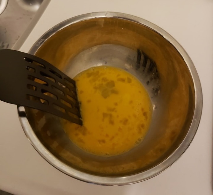 ボールの中でときほぐした卵
